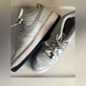 Used youth Nike Air Force 1 Low sneakers in white and pure platinum leather.